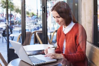 Arbeiten im Pariser Café: Wer einen Job im Ausland annimmt, fragt sich, was das für seine Rentenansprüche in Deutschland bedeutet.