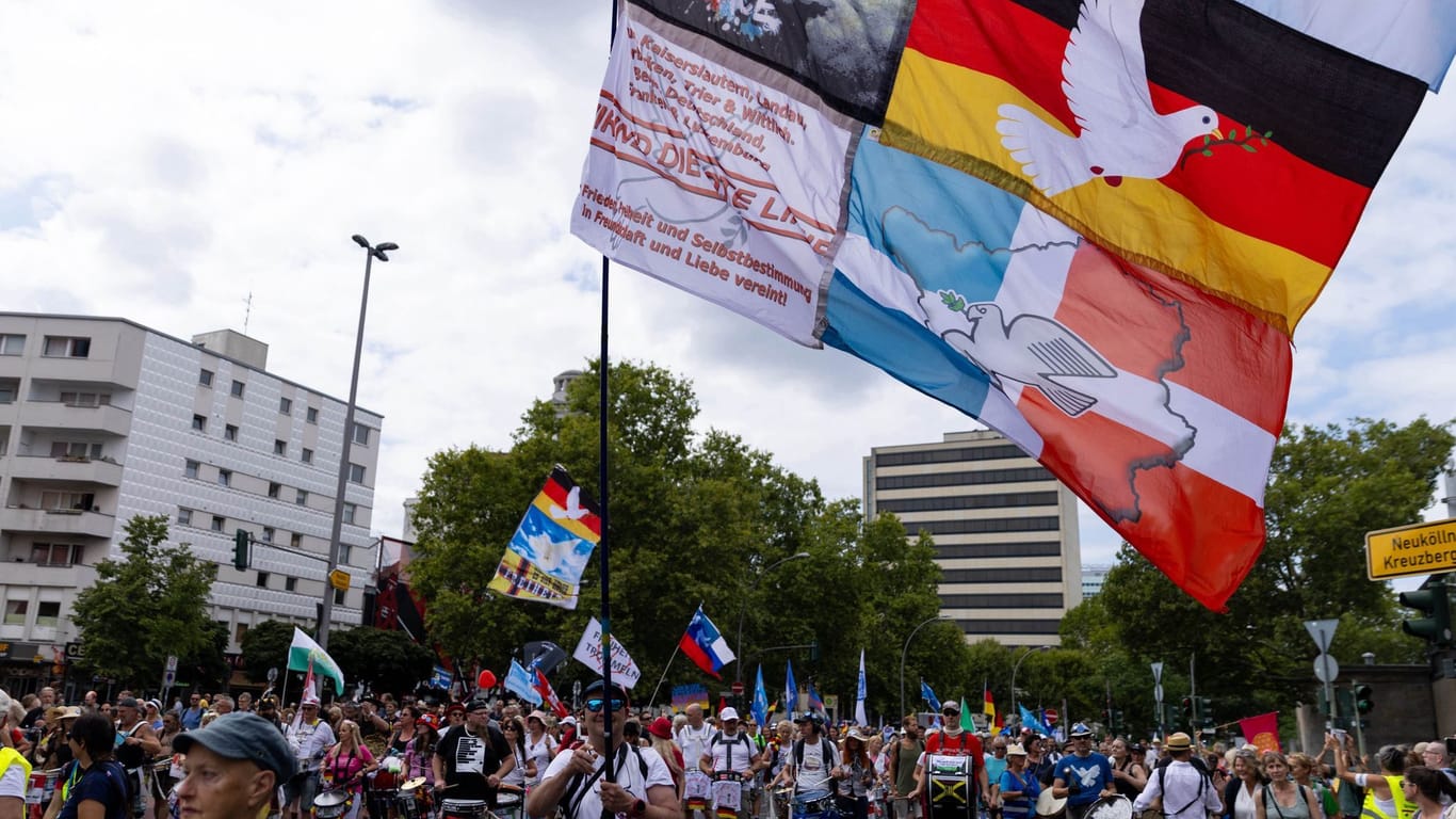 Der Auftakt zur "Querdenker"-Demo in Berlin verlief friedlich: Zu der Demo war überregional mobilisiert worden.