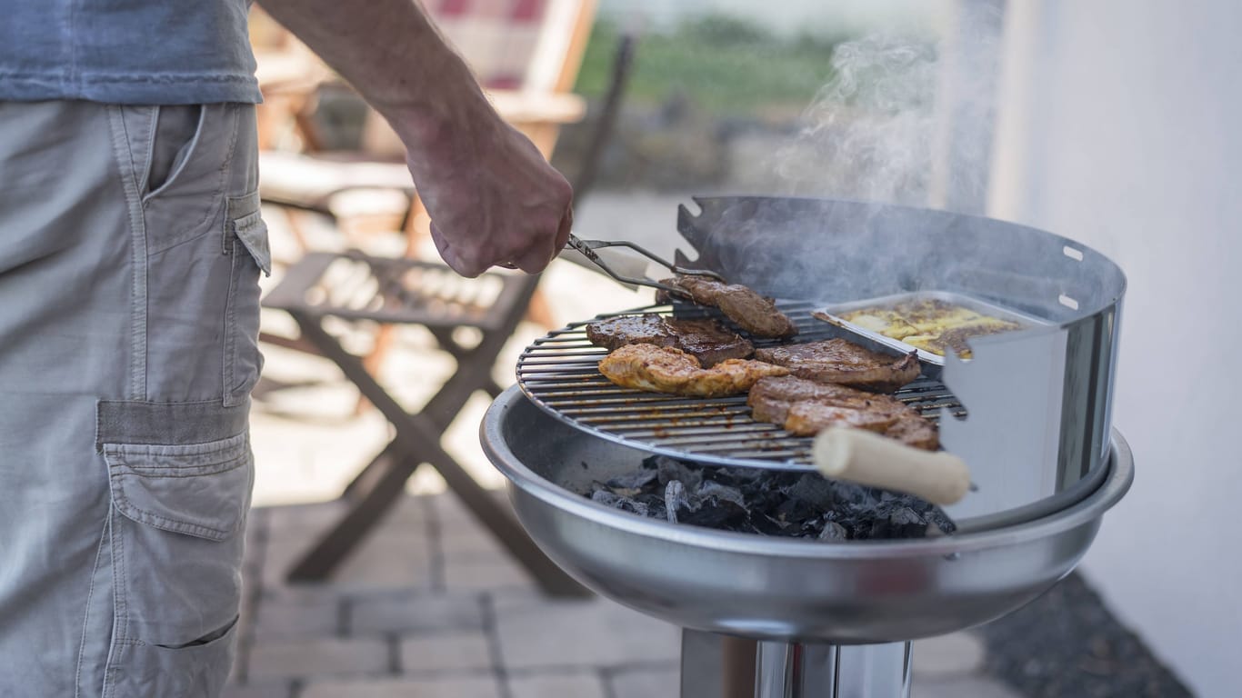 Ein Mann grillt (Symbolbild): Ein großer deutscher Grillshop steht vor dem Aus.