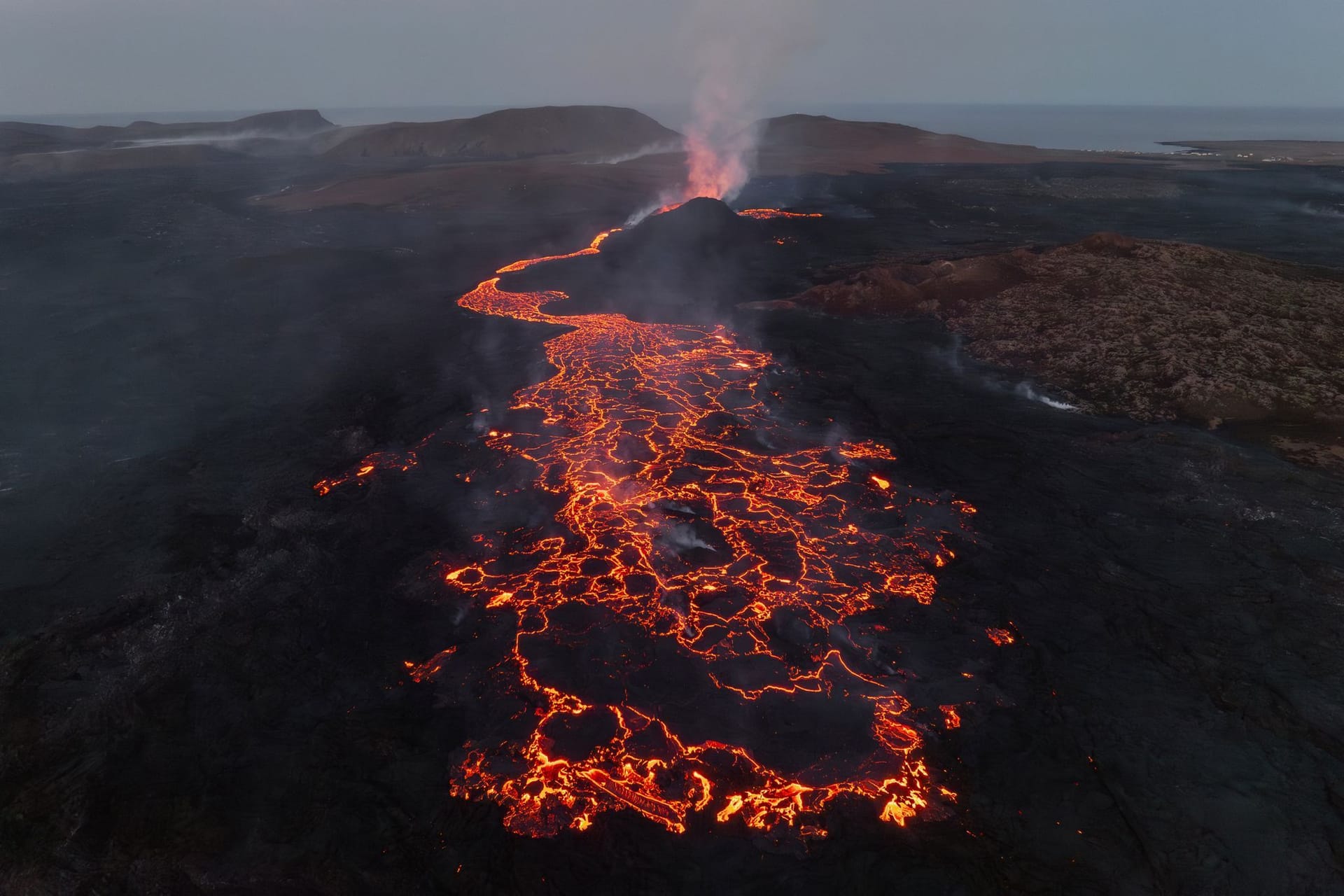 Gesamtansicht der Eruptionsstelle des Vulkans. Ein Vulkan im Südwesten Islands ist ausgebrochen.