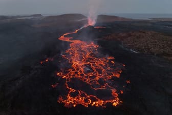 Gesamtansicht der Eruptionsstelle des Vulkans. Ein Vulkan im Südwesten Islands ist ausgebrochen.