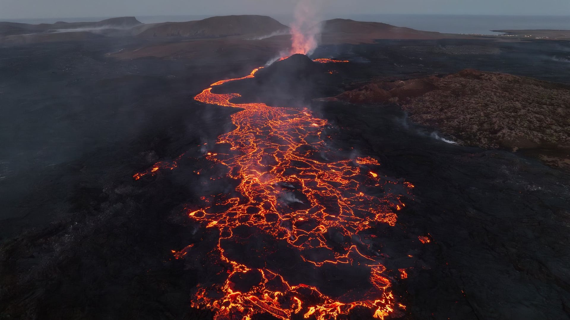 Gesamtansicht der Eruptionsstelle des Vulkans. Ein Vulkan im Südwesten Islands ist ausgebrochen.