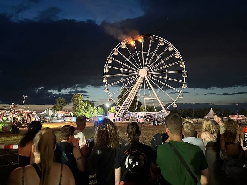 Festivalbesucher blicken auf brennende Gondeln eines Riesenrads: Es gab mindestens 25 Verletzte.