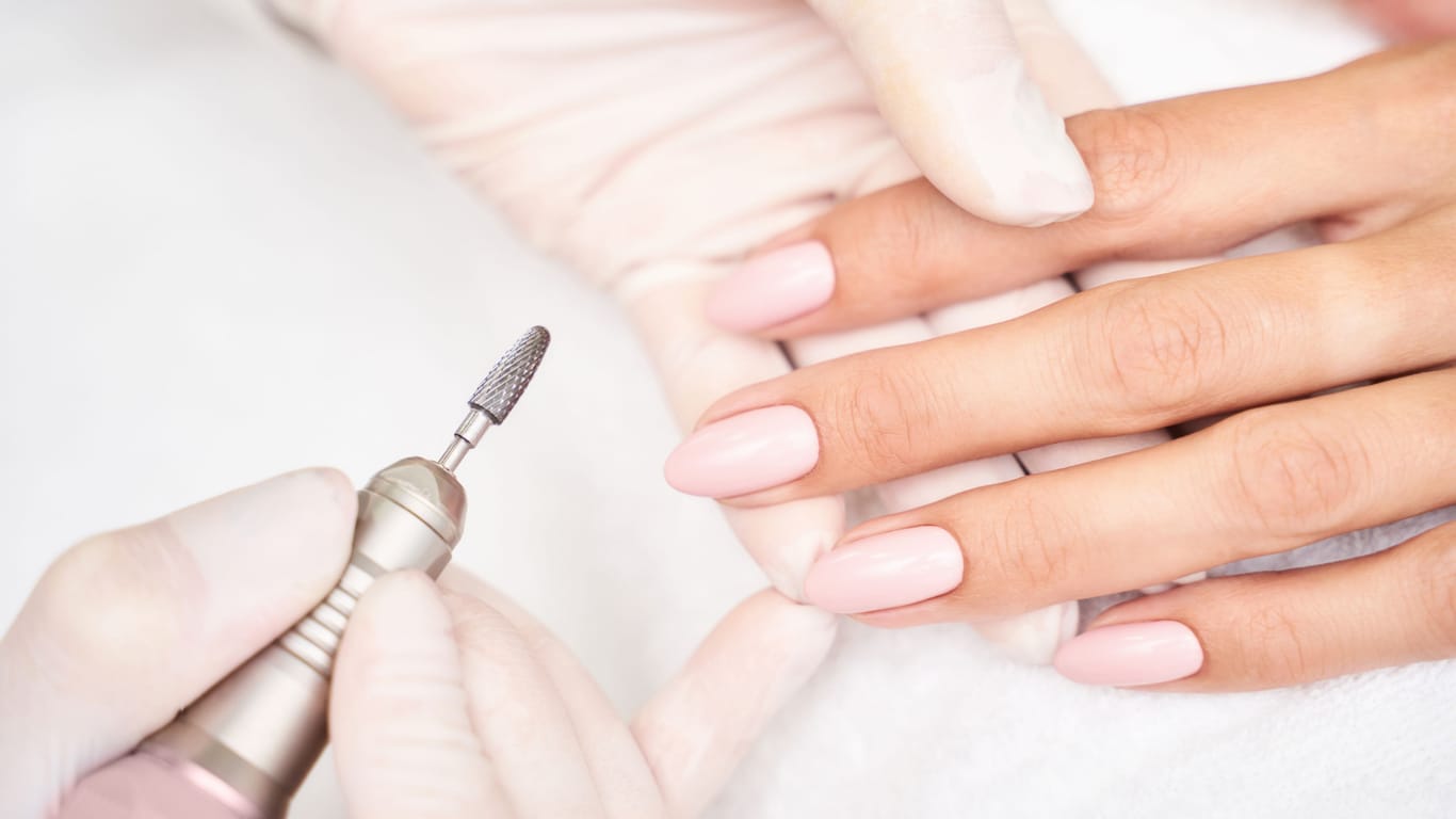 Die Nägel einer Frau werden in einem Nagelstudio behandelt (Symbolbild): Zwei Männer überfielen in Berlin einen Nagelsalon.