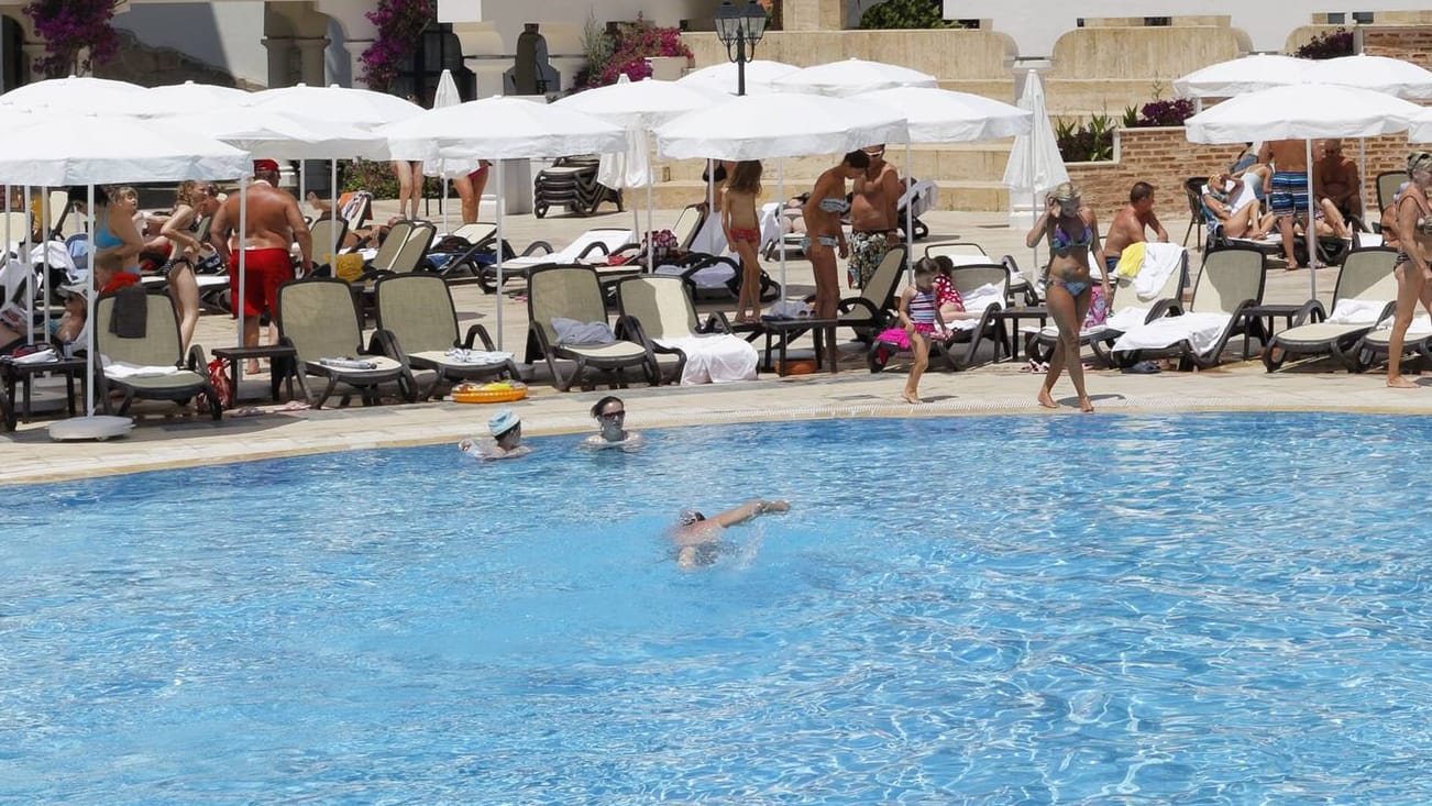 Hotelpool (Symbolbild): Badegäste sahen den Jungen plötzlich leblos im Wasser.