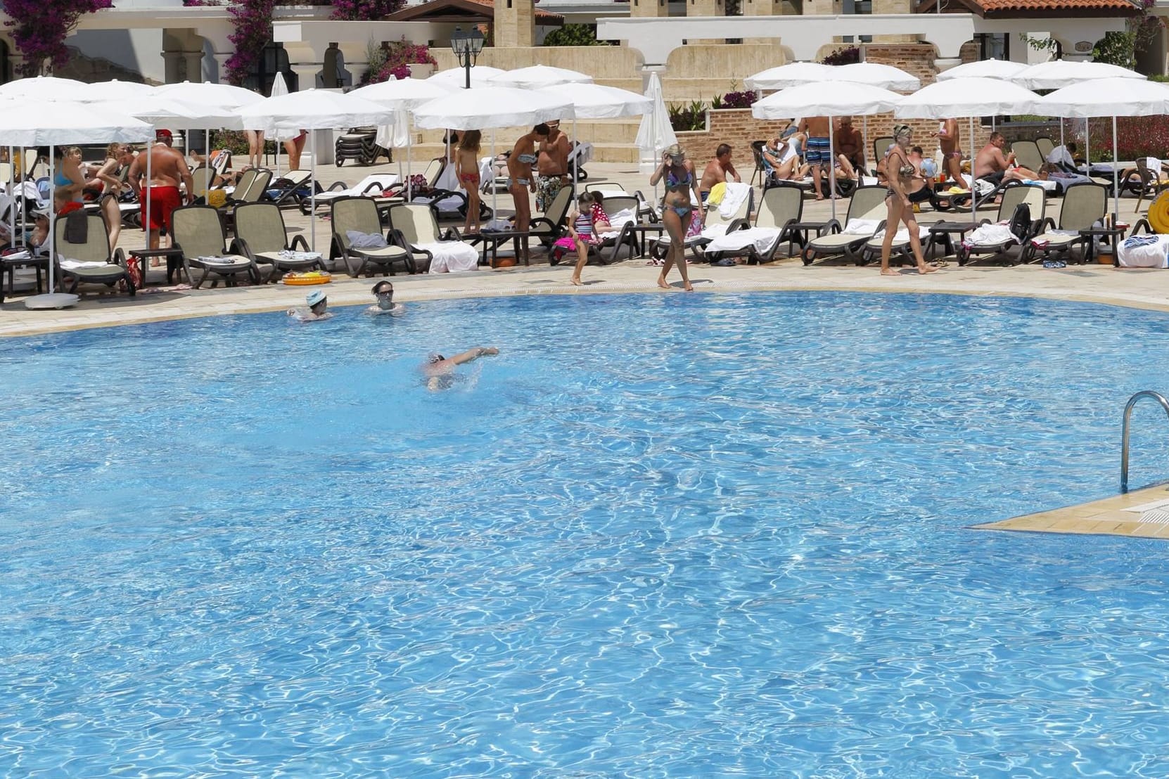 Hotelpool (Symbolbild): Badegäste sahen den Jungen plötzlich leblos im Wasser.