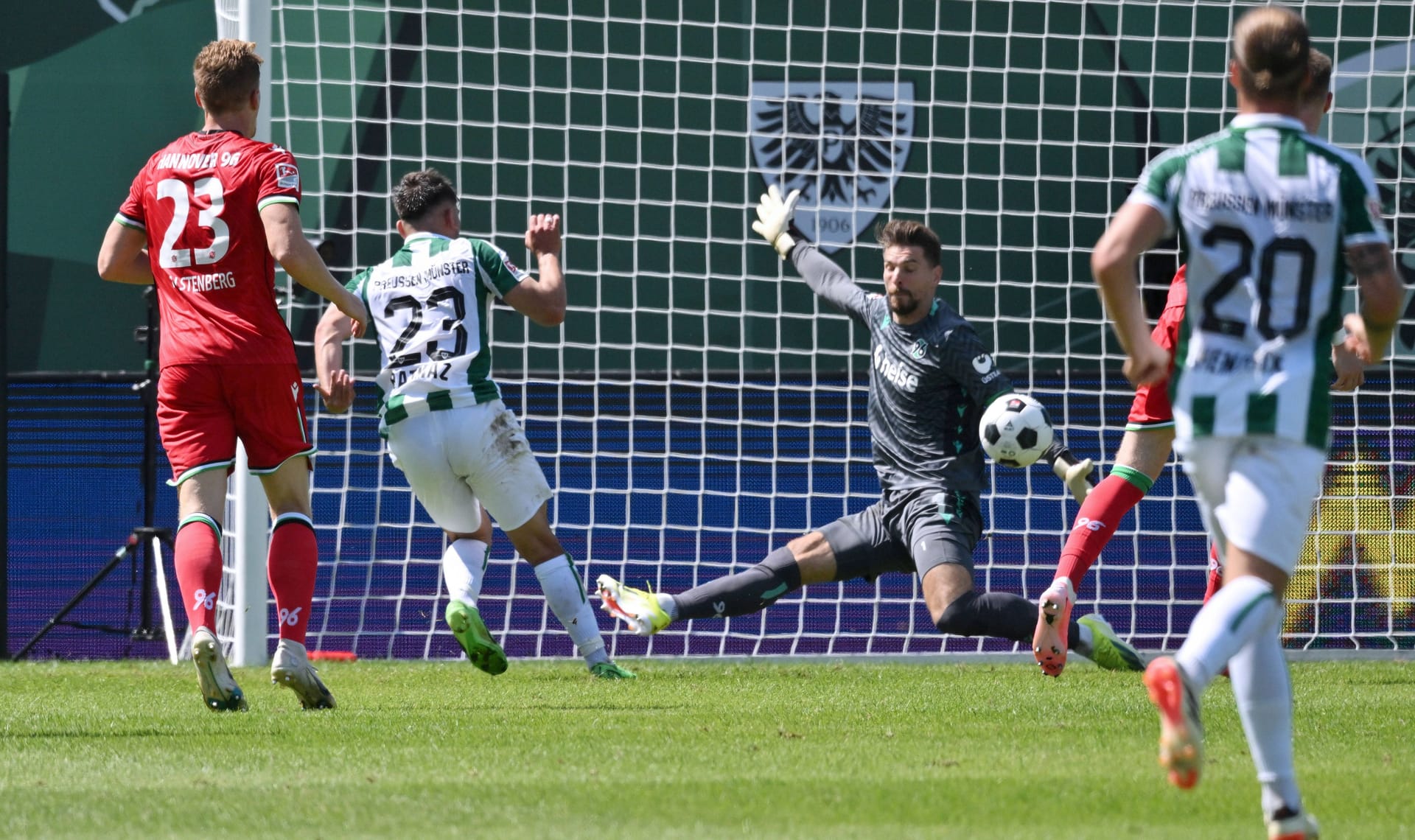 Ron-Robert Zieler (am Ball) hielt sein Team im Spiel.