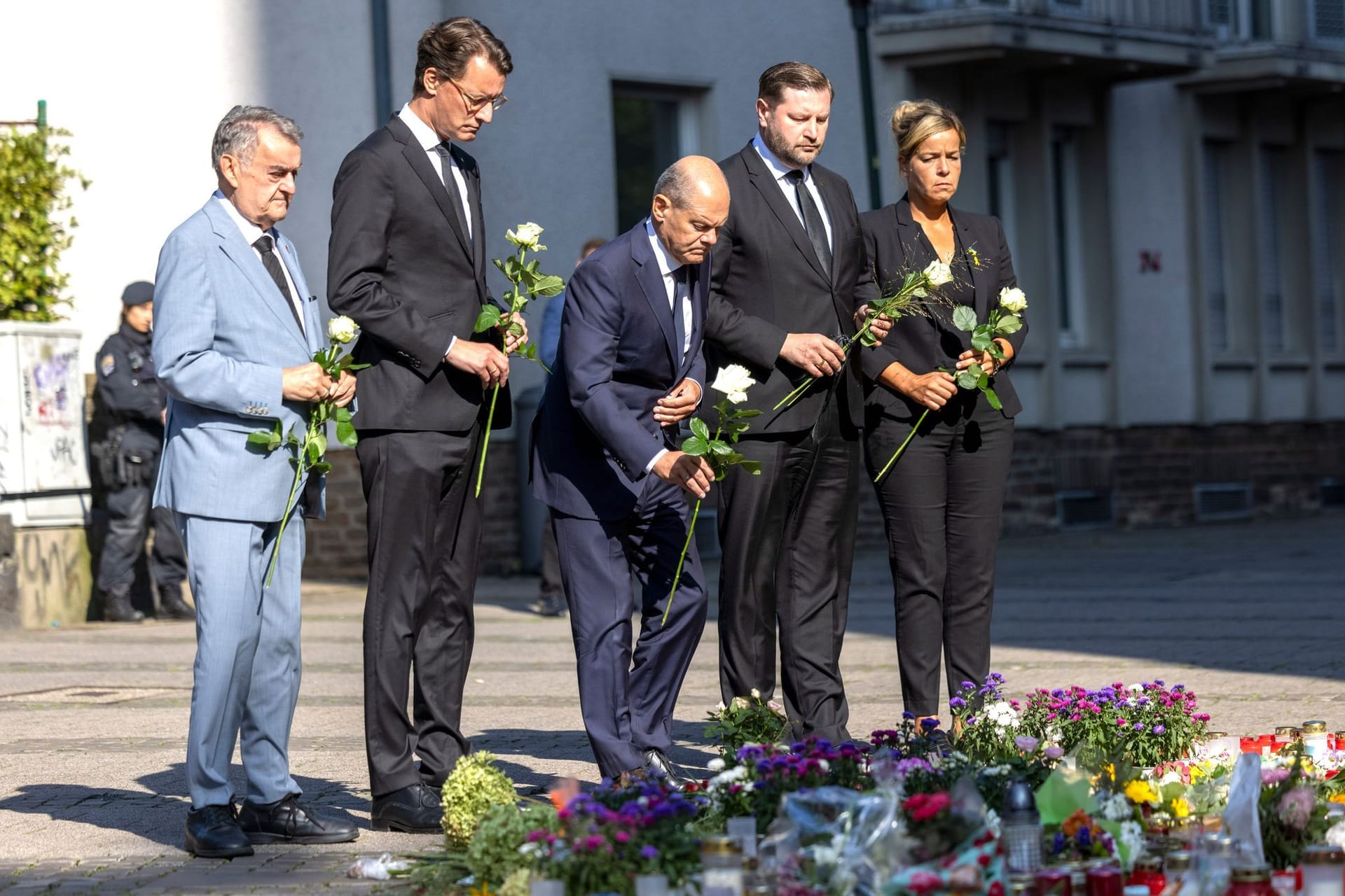 Nordrhein-Westfalen, Solingen: Herbert Reul, Hendrik Wüst, Olaf Scholz, Tim Kurzbach, Mona Neubaur legen Blumen an einer Kirche in der Nähe des Tatorts ab.