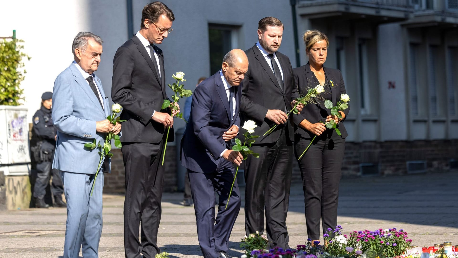 Nordrhein-Westfalen, Solingen: Herbert Reul, Hendrik Wüst, Olaf Scholz, Tim Kurzbach, Mona Neubaur legen Blumen an einer Kirche in der Nähe des Tatorts ab.