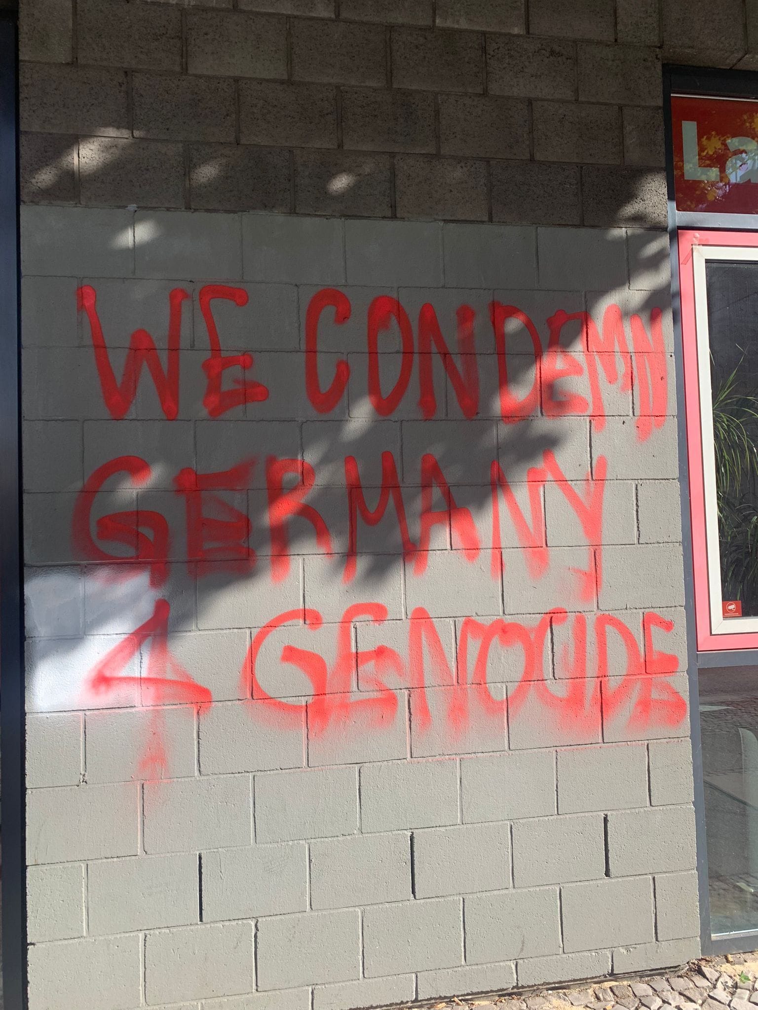 "We condemn Germany 4 Genocide": Unbekannte haben die Fassade des Wahlkreisbüros von Lars Düsterhöft besprüht.