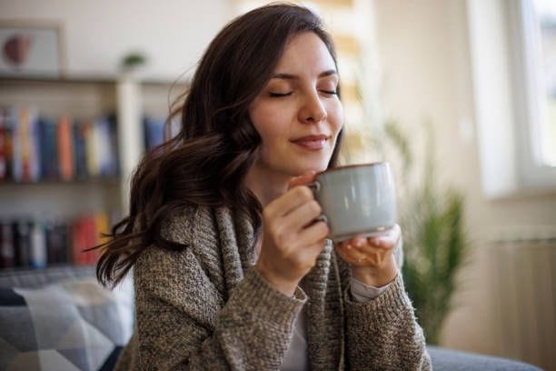 Morgendlicher Genuss: Eine Tasse Kaffee nach dem Aufstehen gehört für viele zur Routine.