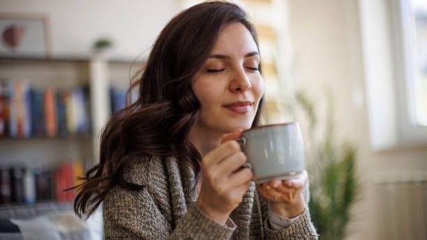 Morgendlicher Genuss: Eine Tasse Kaffee nach dem Aufstehen gehört für viele zur Routine.