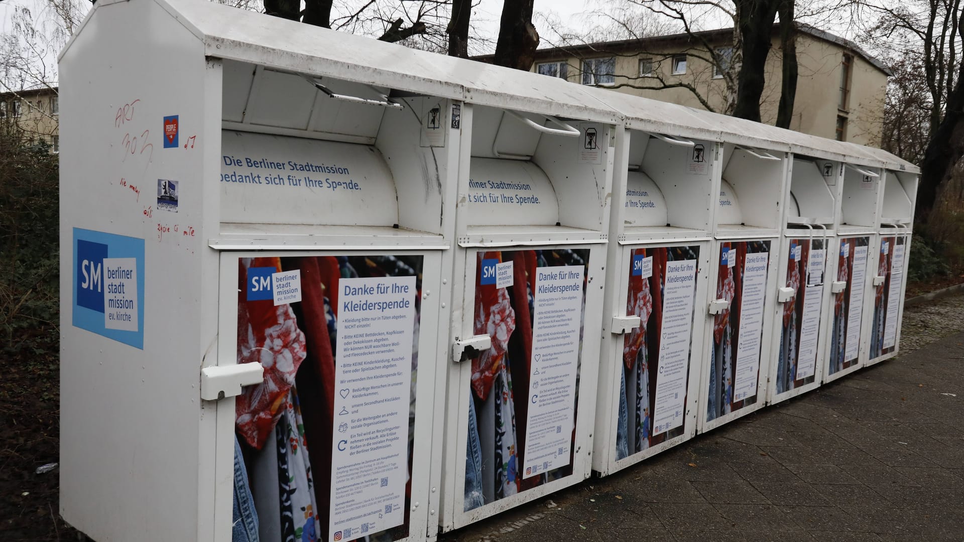 Kleidercontainer der Berliner Stadtmission (Archivbild): Klamotten für obdachlose Menschen werden dringend benötigt.