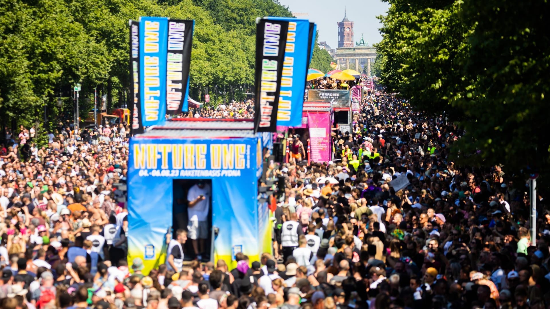 ARCHIV - 08.07.2023, Berlin: Besucher feiern bei der Technoparade «Rave the Planet» auf der Straße des 17. Juni. Die Parade, die unter anderem von Techno-Pionier Dr. Motte organisiert wird und als Nachfolgerin der Berliner Love Parade gilt, zieht zum zweiten Mal durch Berlin.