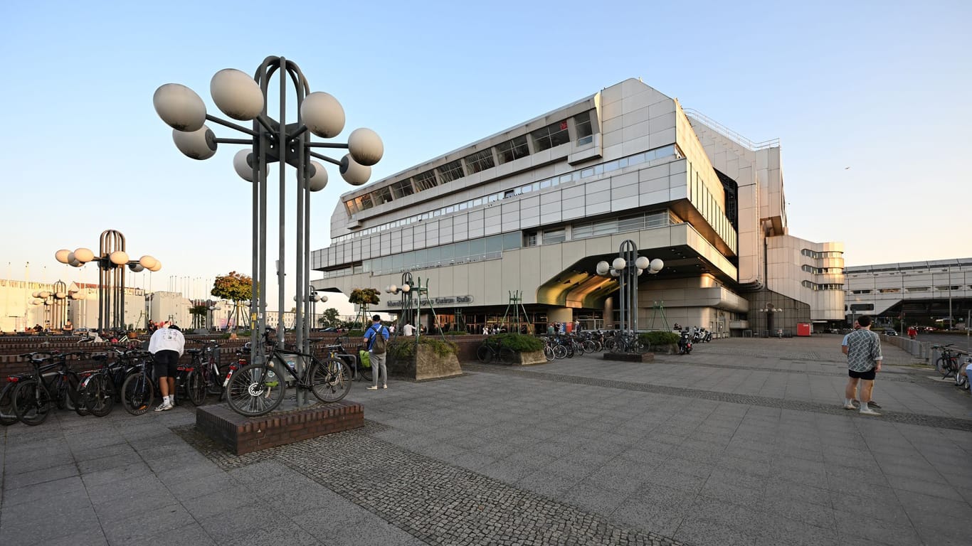 ARCHIV - 08.09.2023, Berlin: Erste Besucher gehen während des Events "48 Stunden ICC" in das ehemalige Internationale Congress Centrum (ICC) Berlin. Aus Anlass des "Tages des offenen Denkmals" war das ICC Berlin im September 2023 für Besucher geöffnet.