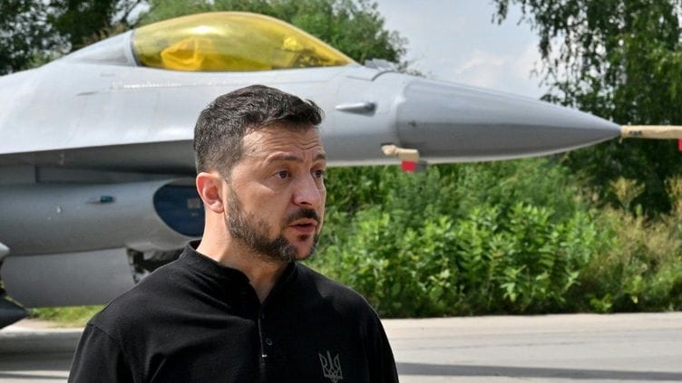 Wolodymyr Selenskyj präsentiert erste F-16-Kampfjets.