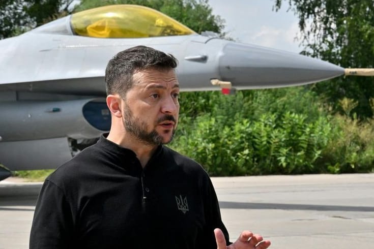 Wolodymyr Selenskyj präsentiert erste F-16-Kampfjets.