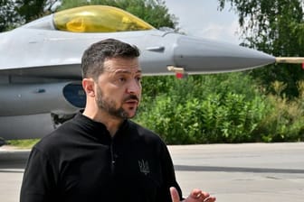 Wolodymyr Selenskyj präsentiert erste F-16-Kampfjets.