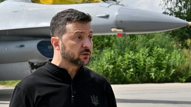 Wolodymyr Selenskyj präsentiert erste F-16-Kampfjets.