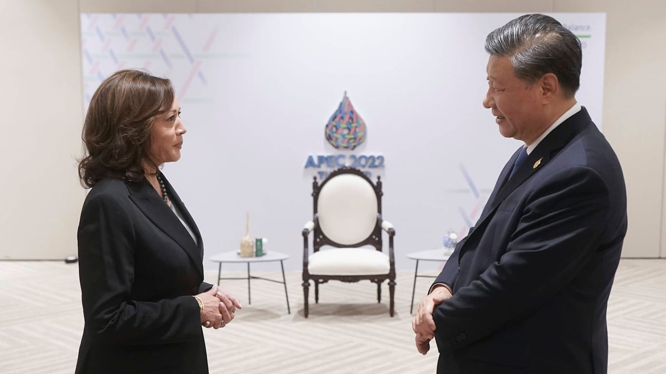 Kamala Harris und Xi Jinping treffen sich 2022 in Bangkok (Archivbild): Es war bis heute ihr einziges persönliches Treffen.