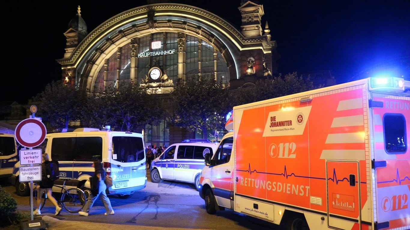 Polizeieinsatz am Frankfurter Hauptbahnhof am Abend: Der Bahnhof musste kurzzeitig gesperrt werden.