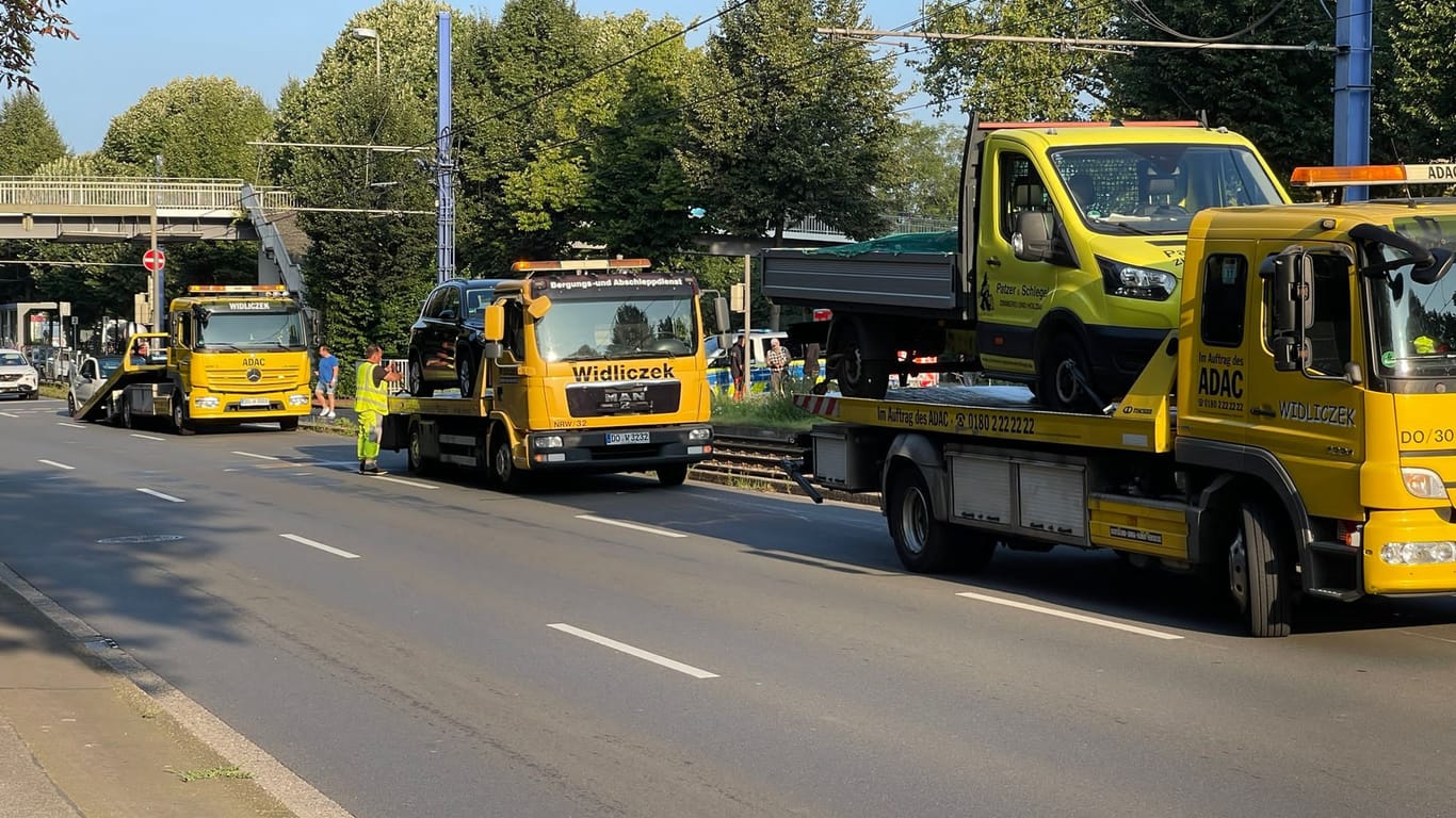 Auffahrunfall auf der B1: Gleich eine Reihe von Abschleppfahrzeugen eilten zur Unfallstelle.