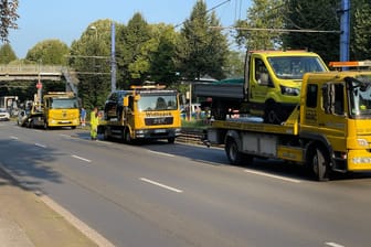 Auffahrunfall auf der B1: Gleich eine Reihe von Abschleppfahrzeugen eilten zur Unfallstelle.