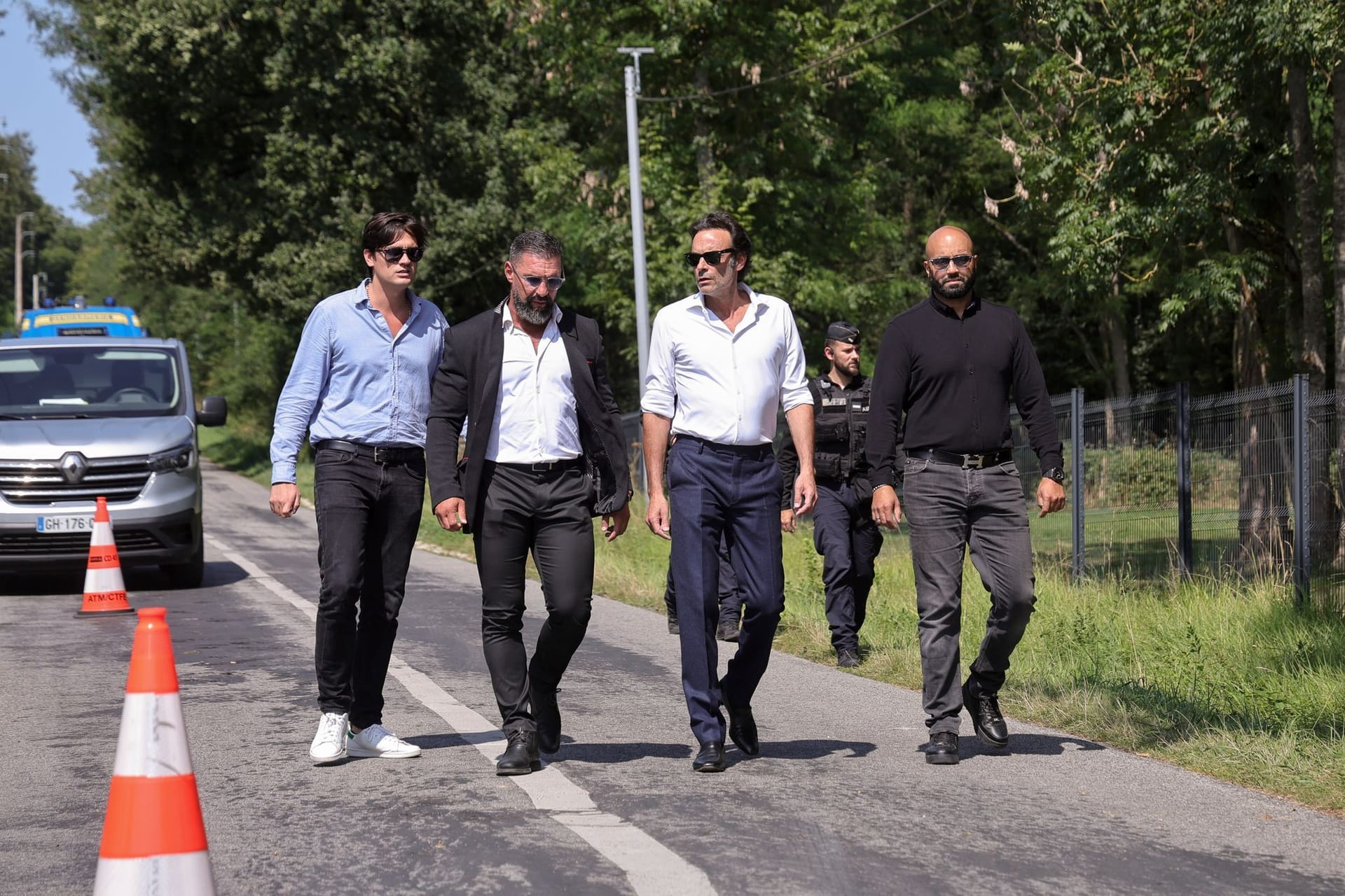 Die Söhne des französischen Schauspielers Alain Delon, Anthony Delon (2.v.r-l) und Alain Fabien Delon kommen am Eingangstor von Delons Anwesen in Douchy an.