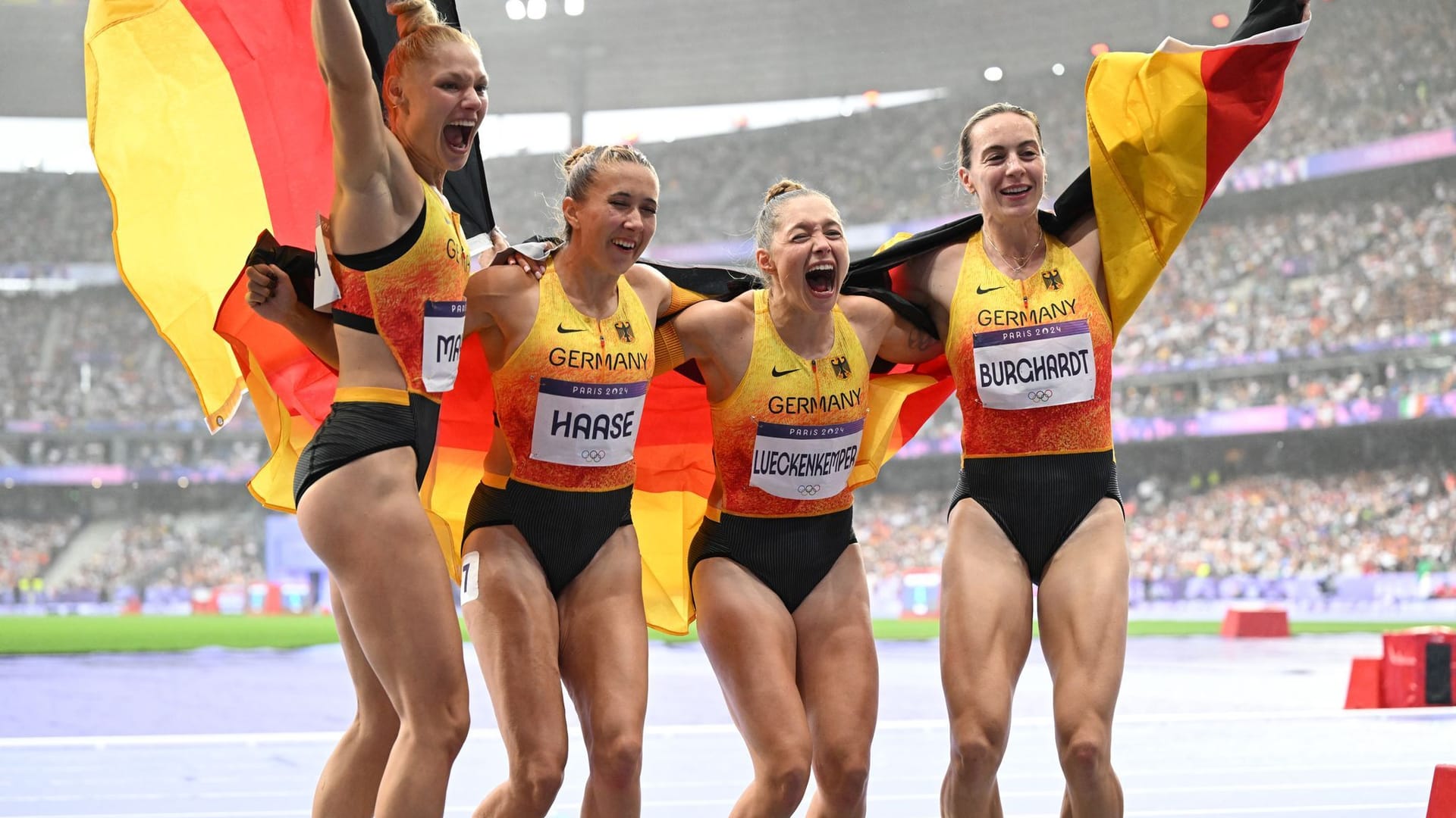 Überglücklich: Die deutsche 4x100-Meter-Staffel um Lisa Mayer, Rebekka Haase, Gina Lückenkemper und Alexandra Burghardt (v. li.).