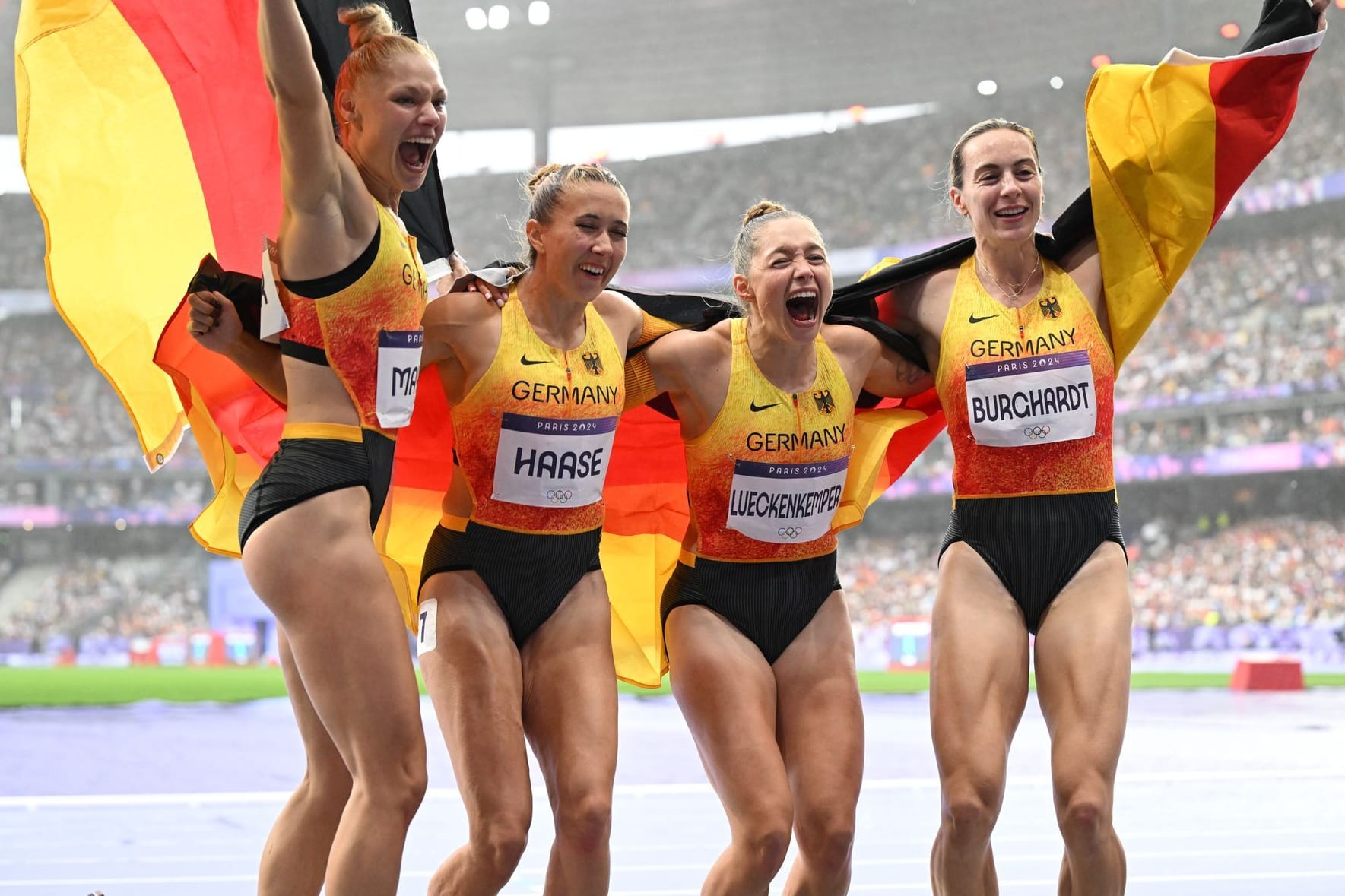 Überglücklich: Die deutsche 4x100-Meter-Staffel um Lisa Mayer, Rebekka Haase, Gina Lückenkemper und Alexandra Burghardt (v. li.).