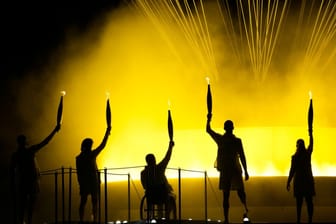 Eröffnungsfeier der Paralympics in Paris: Fünf Athleten entzünden das olympische Feuer.