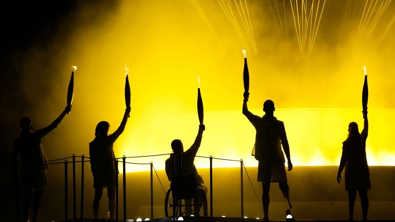 Eröffnungsfeier der Paralympics in Paris: Fünf Athleten entzünden das olympische Feuer.