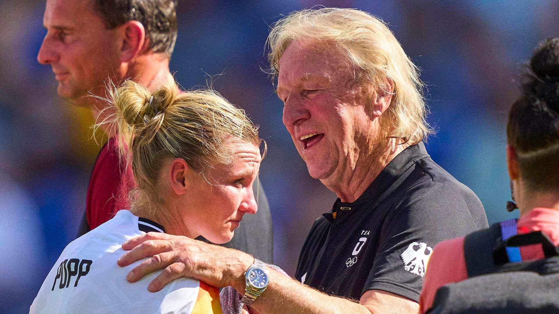 Alexandra Popp und Horst Hrubesch (r.): Während für den 73-Jährigen die Zeit im DFB-Team endet, steht die Zukunft der Kapitänin noch aus.