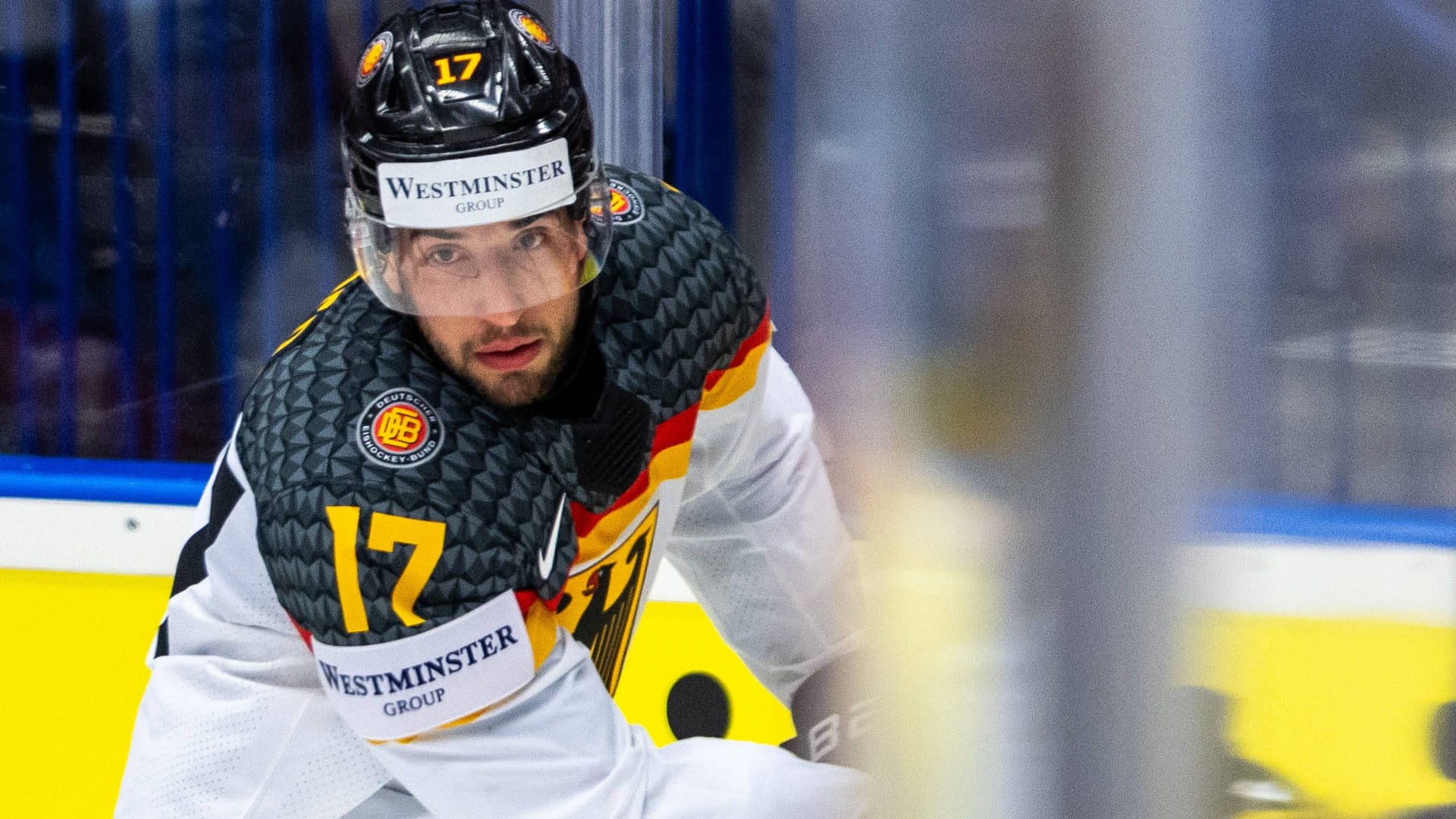 Tobias Eder bei einem deutschen Länderspiel: Der Mann von den Eisbären Berlin ist schwer krank.