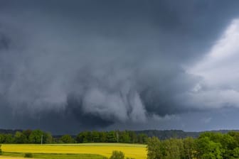 Eine Gewitterzelle in Sachsen (Archivbild): Im Land kann es ungemütlich werden.