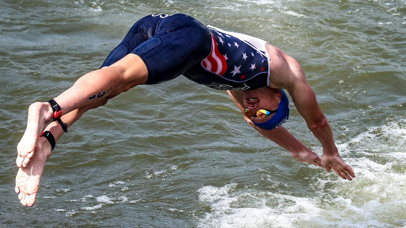 Seth Rider springt beim Triathlon-Wettbewerb in die Seine: Er hatte sich auf bizarre Weise auf da schmutzige Flusswasser vorbereitet.