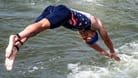 Seth Rider springt beim Triathlon-Wettbewerb in die Seine: Er hatte sich auf bizarre Weise auf da schmutzige Flusswasser vorbereitet.