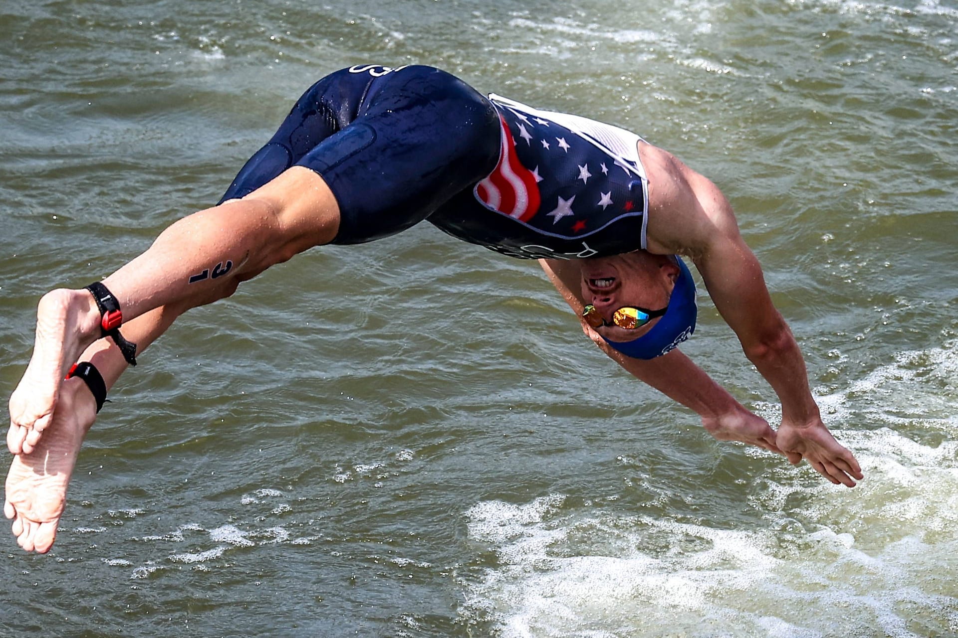 Seth Rider springt beim Triathlon-Wettbewerb in die Seine: Er hatte sich auf bizarre Weise auf da schmutzige Flusswasser vorbereitet.