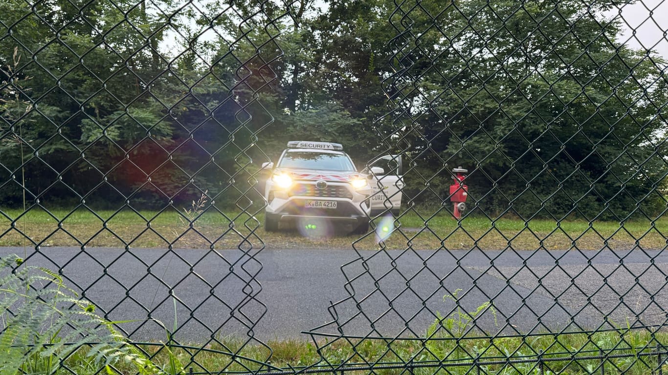 Ein Auto der Flughafensicherheit des Flughafen Köln-Bonn: Die Polizei geht davon aus, dass Aktivisten der Klima-Initiative Letzte Generation durch das sichtbare Loch im Zaun auf das Gelände des Flughafens gelangt sind.