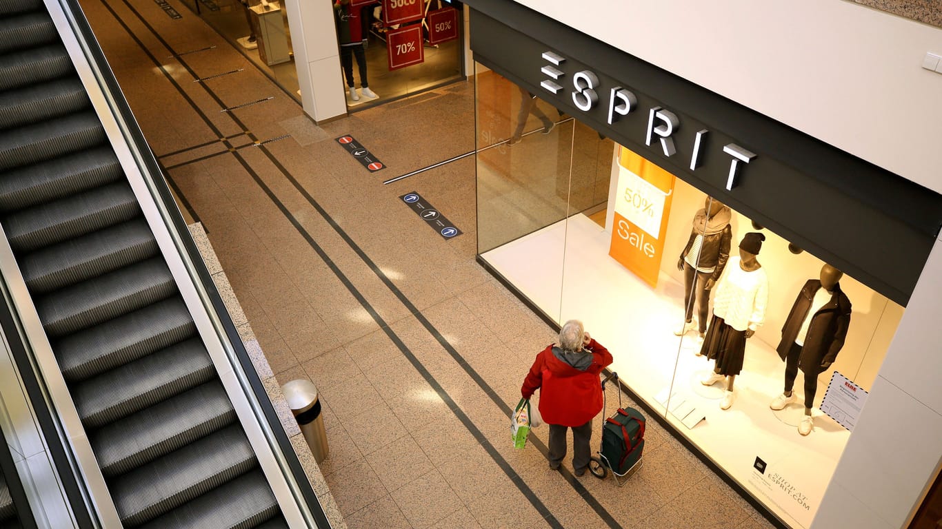 Eine verschlossener Boutique von Esprit in Hamburg: Die Läden werden dicht gemacht.