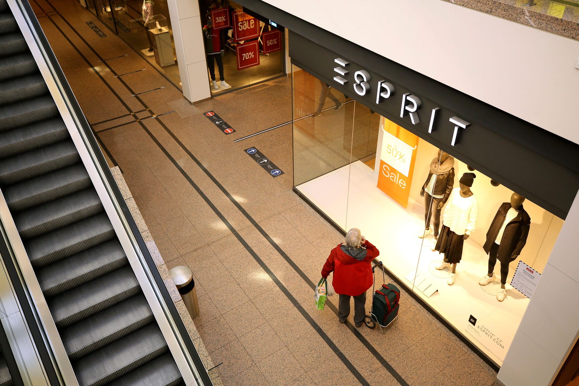 Eine verschlossener Boutique von Esprit in Hamburg: Die Läden werden dicht gemacht.