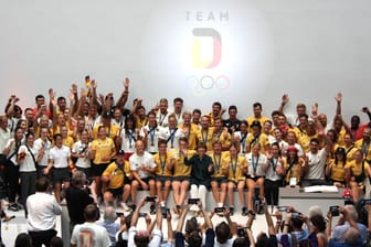 Henriette Reker inmitten der deutschen Olympia-Sportler: "Team D" wurde im Historischen Rathaus in Köln empfangen.