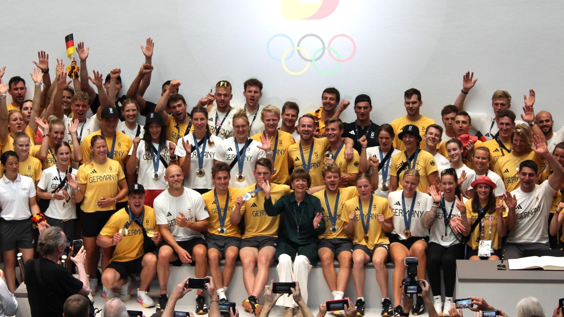 Henriette Reker inmitten der deutschen Olympia-Sportler: "Team D" wurde im Historischen Rathaus in Köln empfangen.