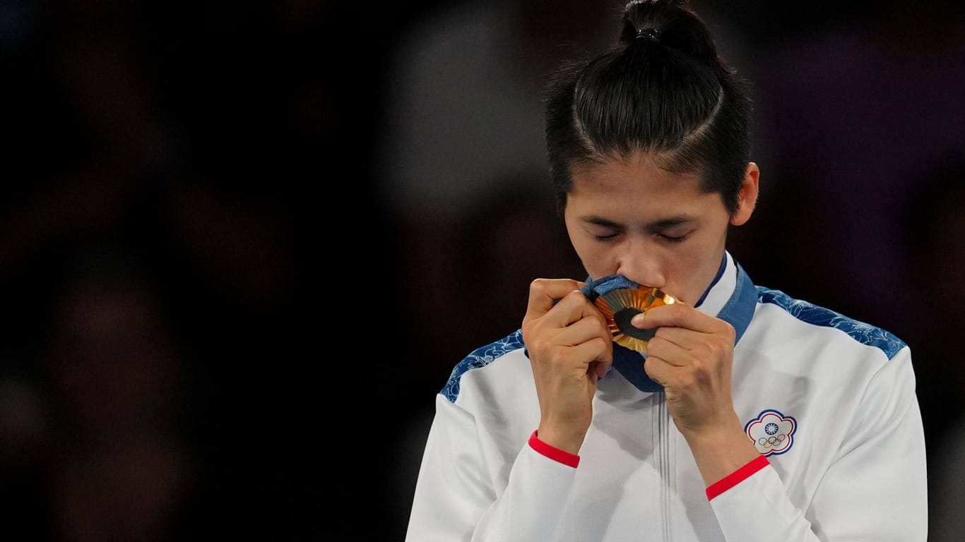 Lin Yu-ting küsst ihre Goldmedaille: Auch ihre Teilnahme an Olympia hatte Unruhe ausgelöst.