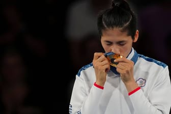 Lin Yu-ting küsst ihre Goldmedaille: Auch ihre Teilnahme an Olympia hatte Unruhe ausgelöst.