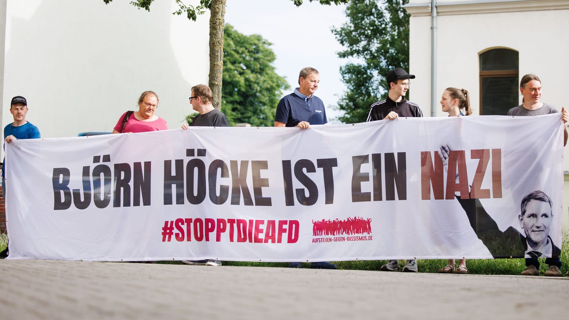 Proteste gegen Höcke in Halle: Trotz der Nazi-Analogien des Thüringer AfD-Chefs, liegt die Partei in dem Bundesland in Umfragen bei über 30 Prozent.