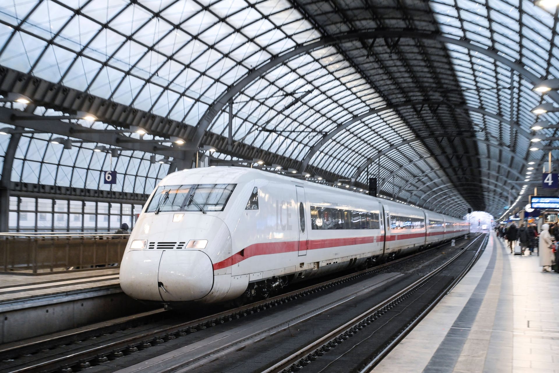 ICE im Bahnhof Spandau (Archivbild): Hier soll eine Person festgenommen worden sein.