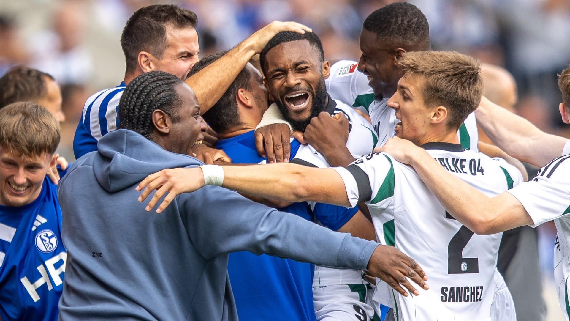 Durchatmen: Jubel bei den Schalkern im Spiel beim 1. FC Magdeburg.