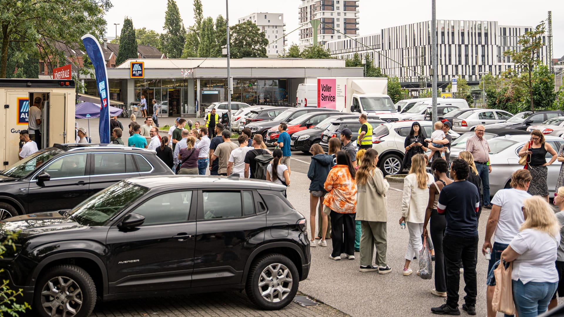 Heiß begehrt: Auf dem Parkplatz der Filiale an der Ahnfeldstraße bildete sich am Mittag eine lange Schlange.