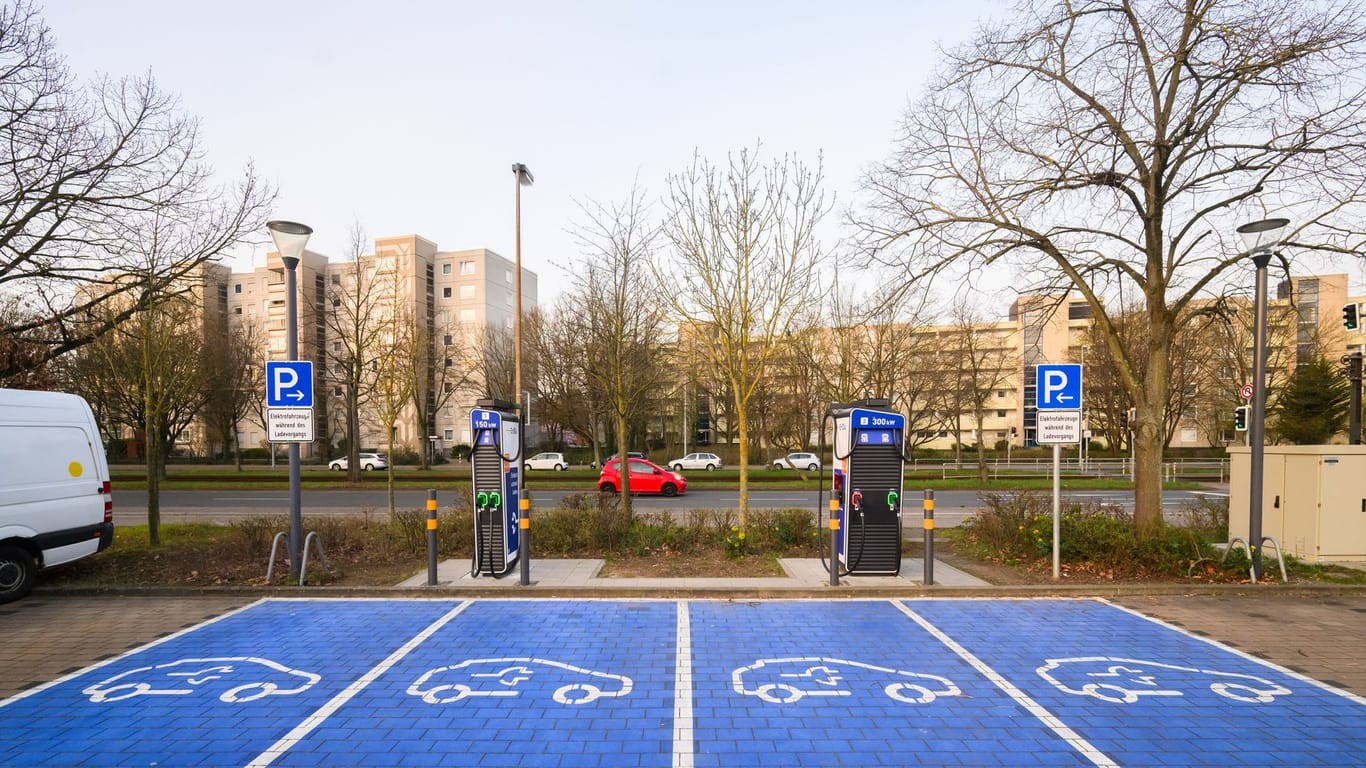 Leere Parkplätze für Elektroautos